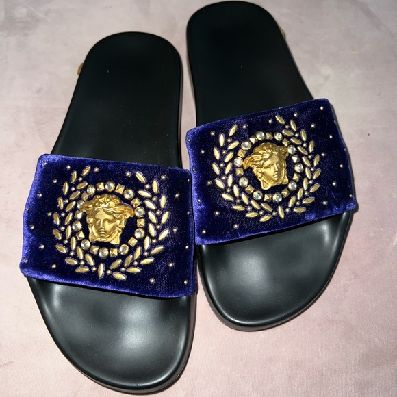 Velvet Versace sandals in the best condition, adorned with a gold Medusa. - Picture 4 of 4